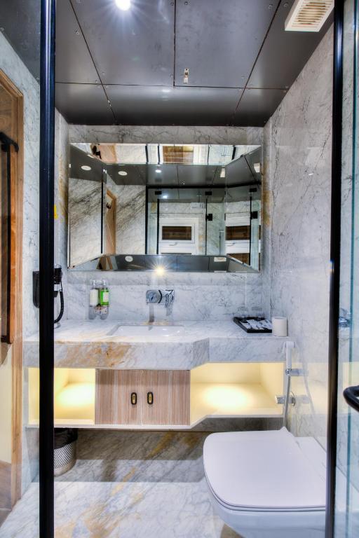 un baño con lavabo e inodoro en The Singh Empire,New Delhi, en Nueva Delhi