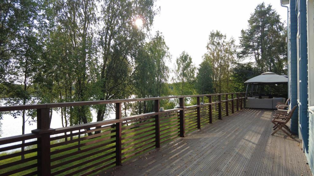 Výhled na řeku, která protéká v blízkosti hotelu