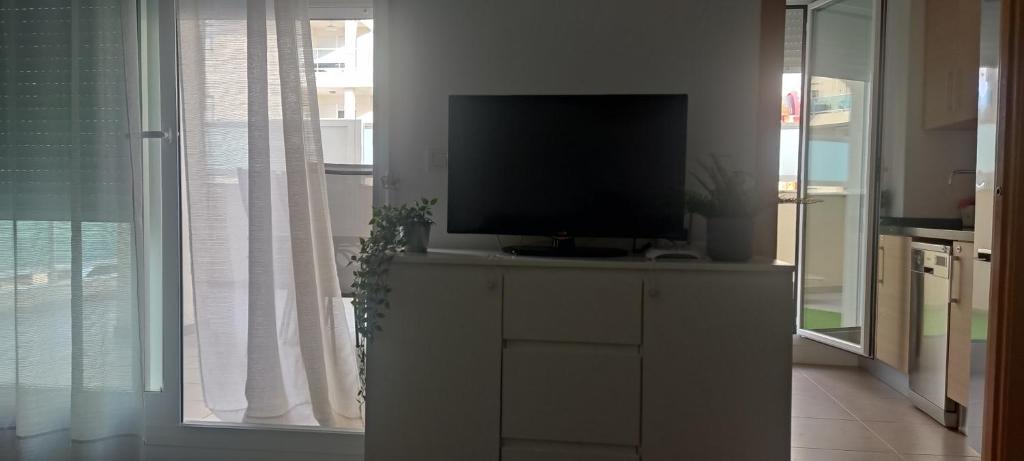 TV a/nebo společenská místnost v ubytování Apartamento Nuevo playa de Piles Complejo Blaumar