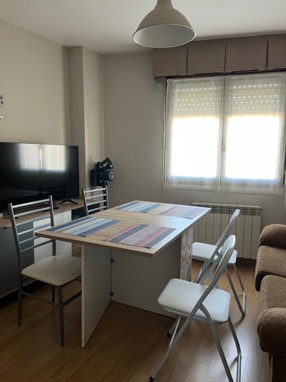 Una televisión o centro de entretenimiento en Santa Coloma Apartamentos