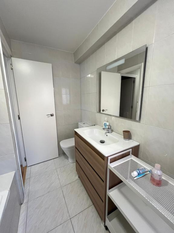 Un baño de Santa Coloma Apartamentos
