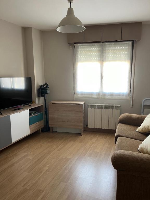 Una televisión o centro de entretenimiento en Santa Coloma Apartamentos