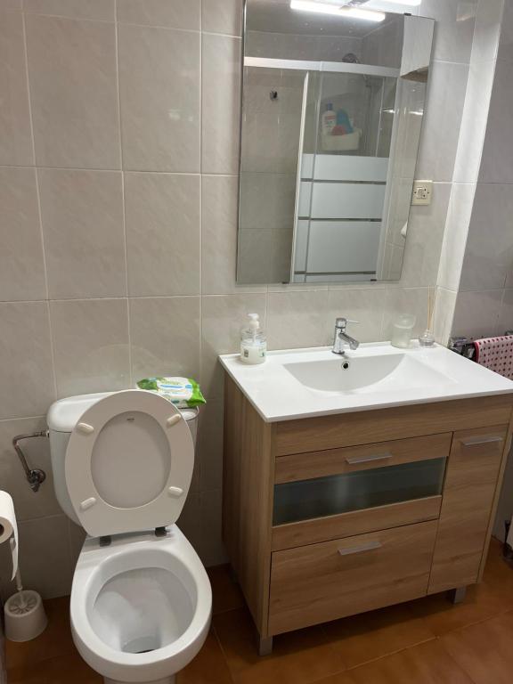 Un baño de Santa Coloma Apartamentos