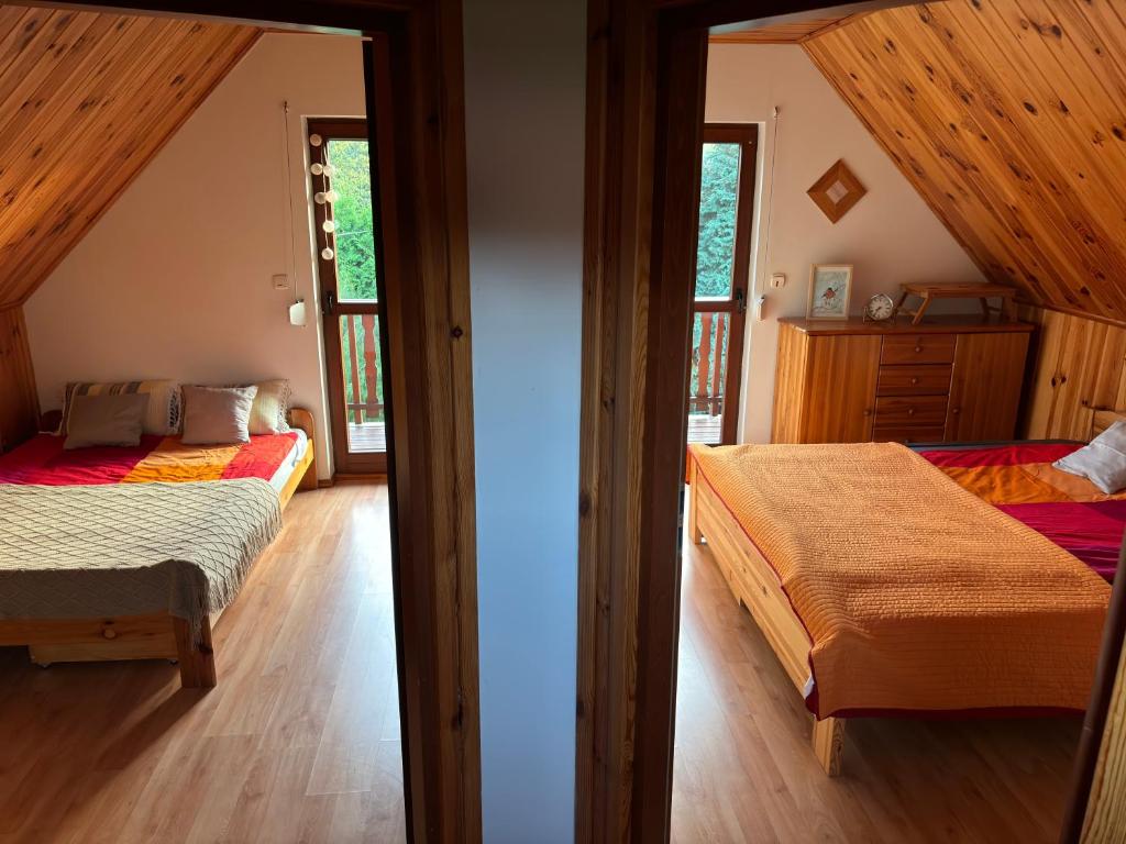 Postel nebo postele na pokoji v ubytování Domek Nad Wodospadem okolice Brennej