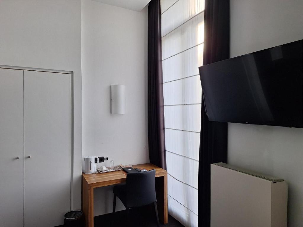 TV a/nebo společenská místnost v ubytování Hotel St James