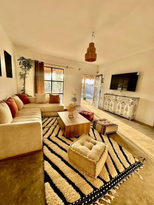 Μια τηλεόραση ή/και κέντρο ψυχαγωγίας στο Magnifique Villa avec piscine