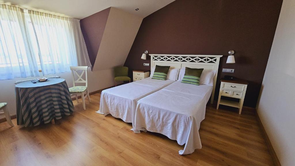 Łóżko lub łóżka w pokoju w obiekcie Hotel Mataleñas