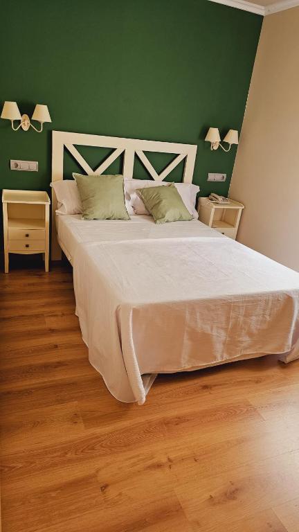 Łóżko lub łóżka w pokoju w obiekcie Hotel Mataleñas