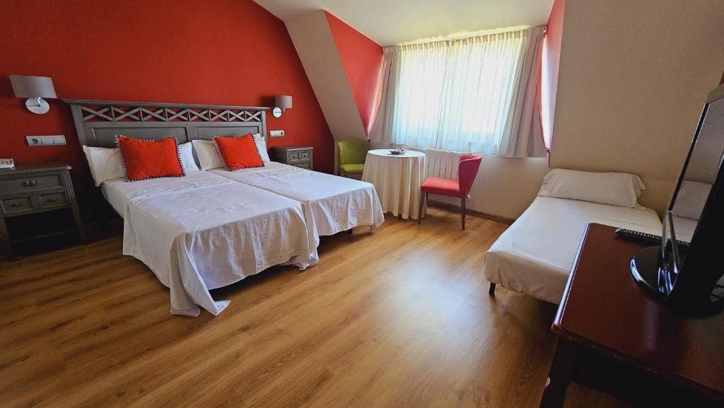 Łóżko lub łóżka w pokoju w obiekcie Hotel Mataleñas