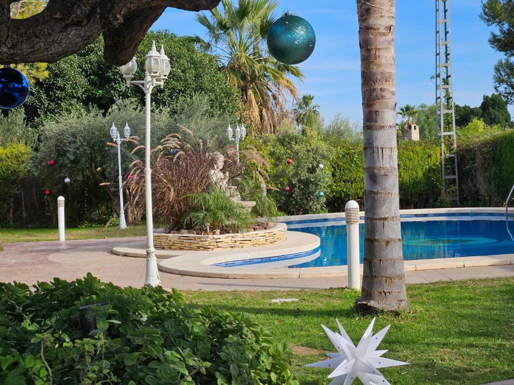 Bazén v ubytovaní Los Jardines de Lola alebo v jeho blízkosti