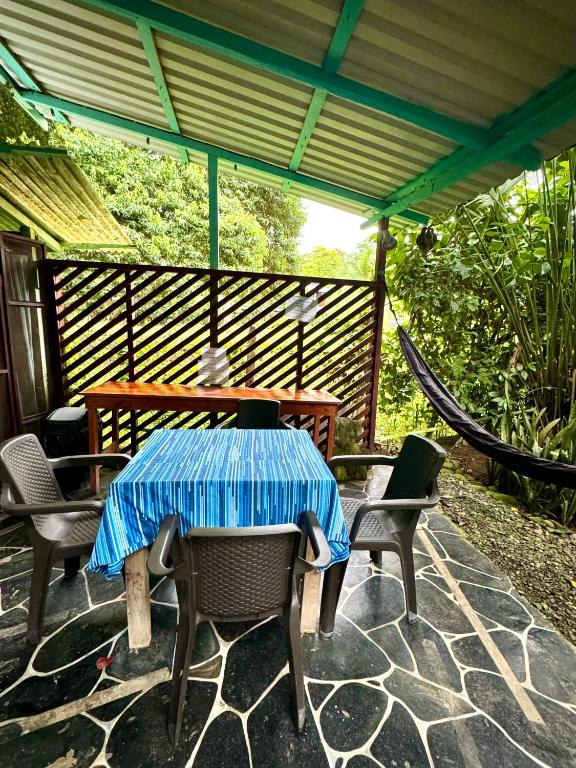 Balkón nebo terasa v ubytování Hidden Jungle Beach House