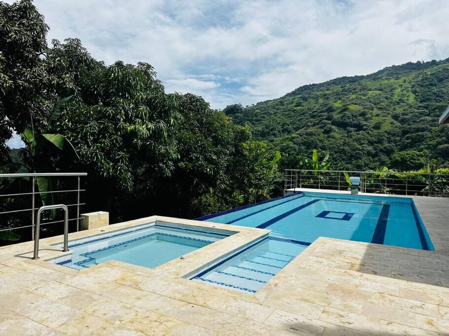 Bazén v ubytování Finca con Piscina y Jacuzzi Privado nebo v jeho okolí
