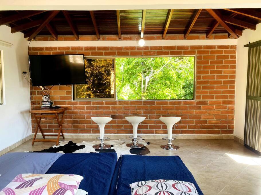 TV a/nebo společenská místnost v ubytování Finca con Piscina y Jacuzzi Privado