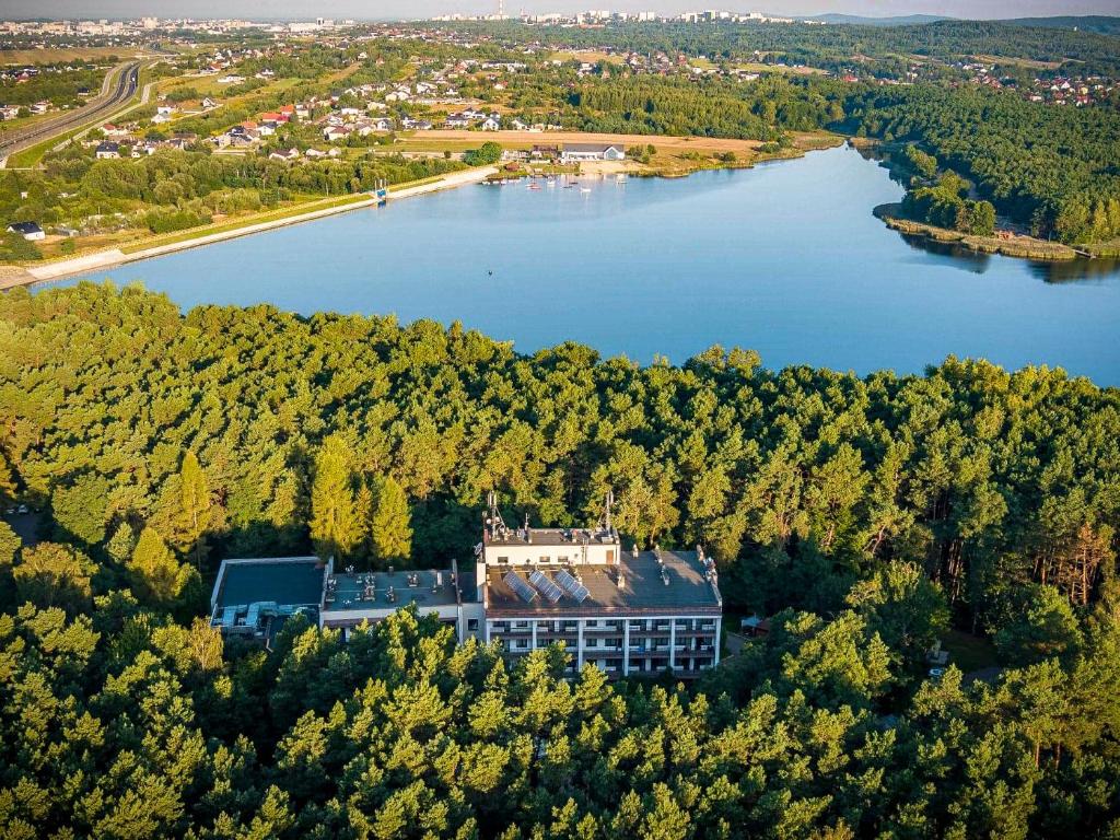 z góry widok na budynek obok jeziora w obiekcie Hotel Echo w mieście Cedzyna