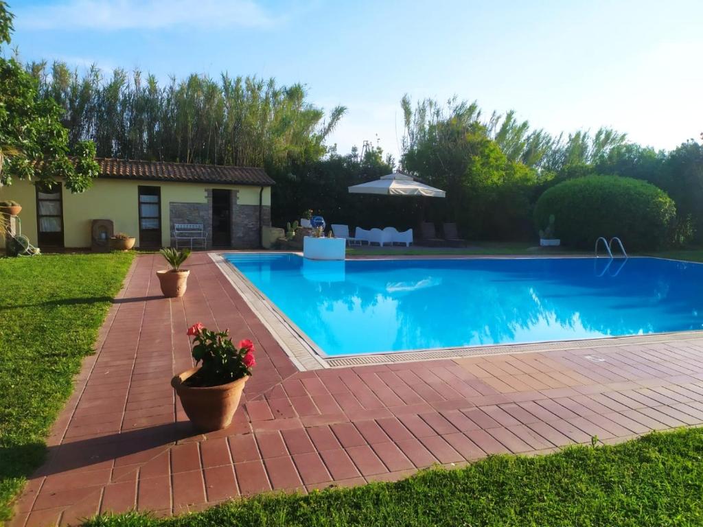 Πισίνα στο ή κοντά στο Guest garden apartment Casale salici BARATTI