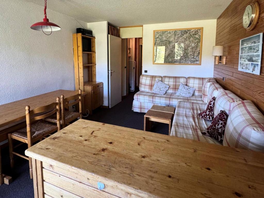 un salon avec un canapé et une table dans l'établissement Résidence Turquoise - 2 Pièces pour 5 Personnes 97, à Mâcot La Plagne