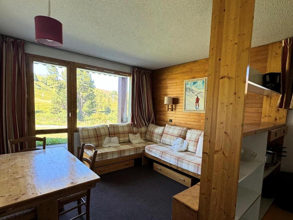 un salon avec un canapé et une table dans l'établissement Résidence Turquoise - 2 Pièces pour 5 Personnes 93, à Mâcot La Plagne