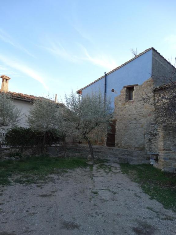an old stone building with a tree in front of it at Casa El Cantón in La Cuba
