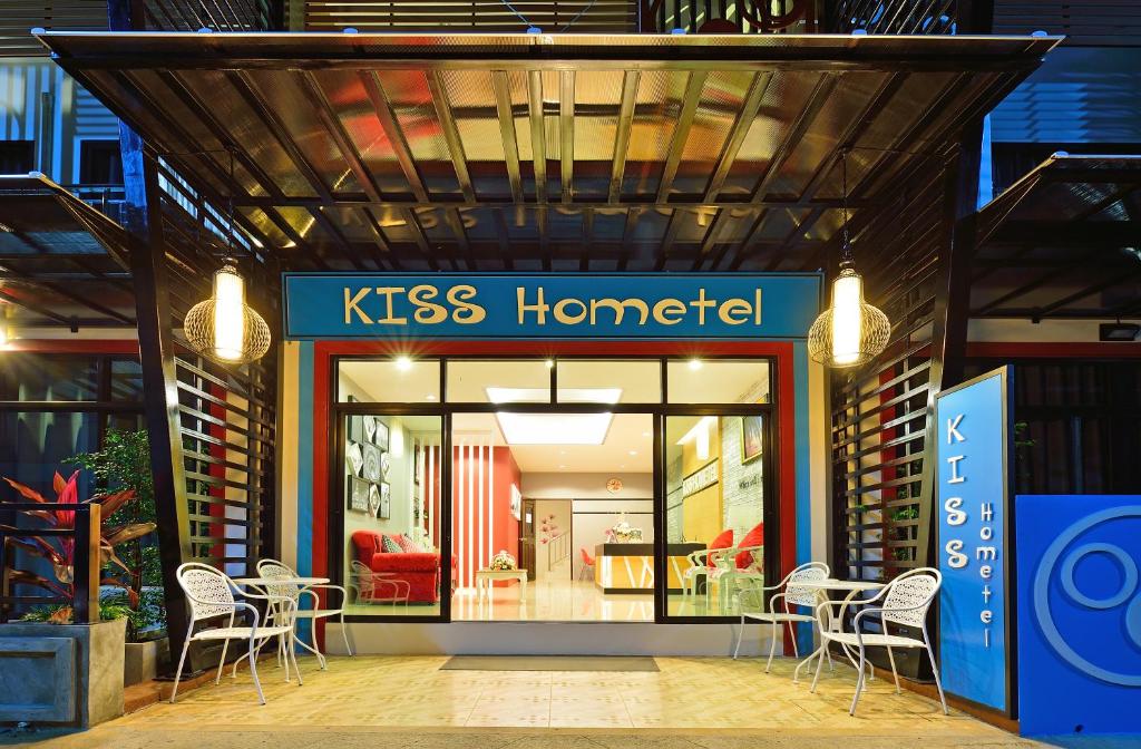 una tienda de kbs homesnell con sillas delante en Kiss Hometel, en Ao Nang Beach