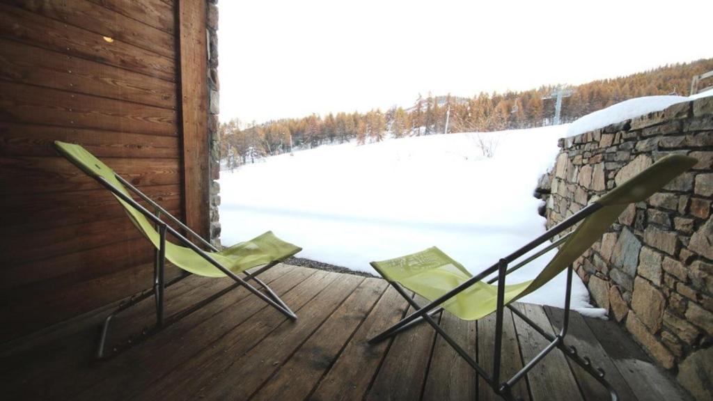 - deux chaises sur une terrasse avec vue sur la neige dans l'établissement Résidence Dame Blanche - DBAC2 - APPT 2 CHAMBRES - BALCON - 6 PERSONNES - Secteur 1800 MAE-0391, à Narreyroux