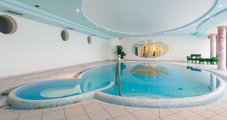 Bazén v ubytování Hotel Panoramik nebo v jeho okolí