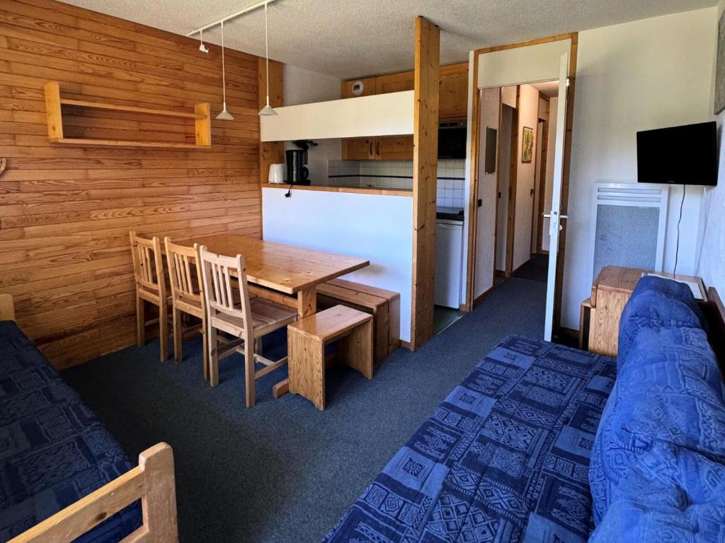 une pièce avec une table et des chaises et une cuisine dans l'établissement Résidence Turquoise - 2 Pièces pour 5 Personnes 69, à Mâcot La Plagne