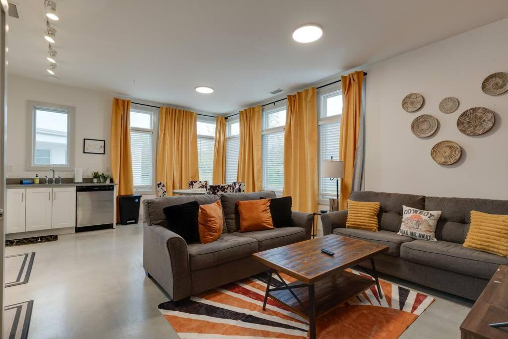 Η κουζίνα ή μικρή κουζίνα στο Chic Condo, 2mi to Downtown, Sleeps 8, by Geodis