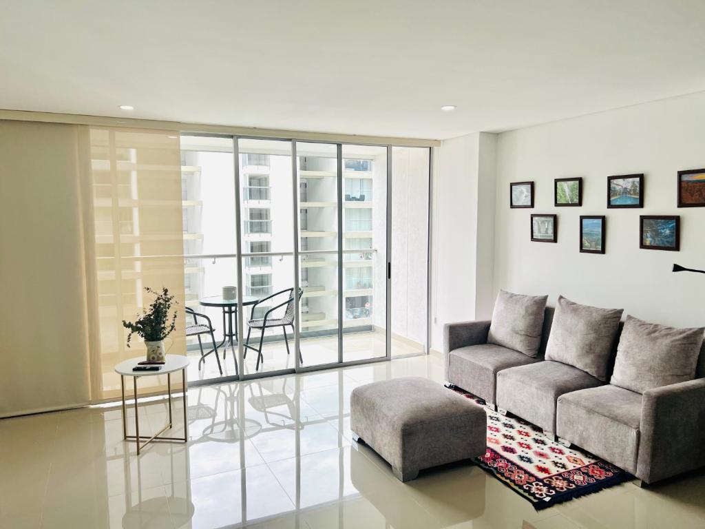 a living room with a couch and a table at Apartamento Nuevo en el mejor club house de Neiva, a 5 minutos del aeropuerto y centro comercial in Neiva
