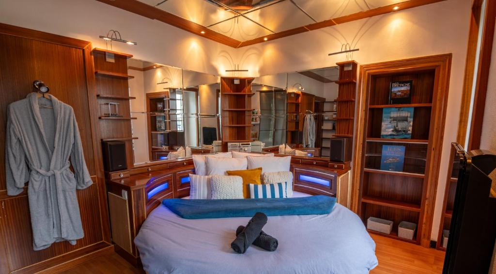 a bedroom with a large bed in a room at Cocon atypique en rive droite in Brest
