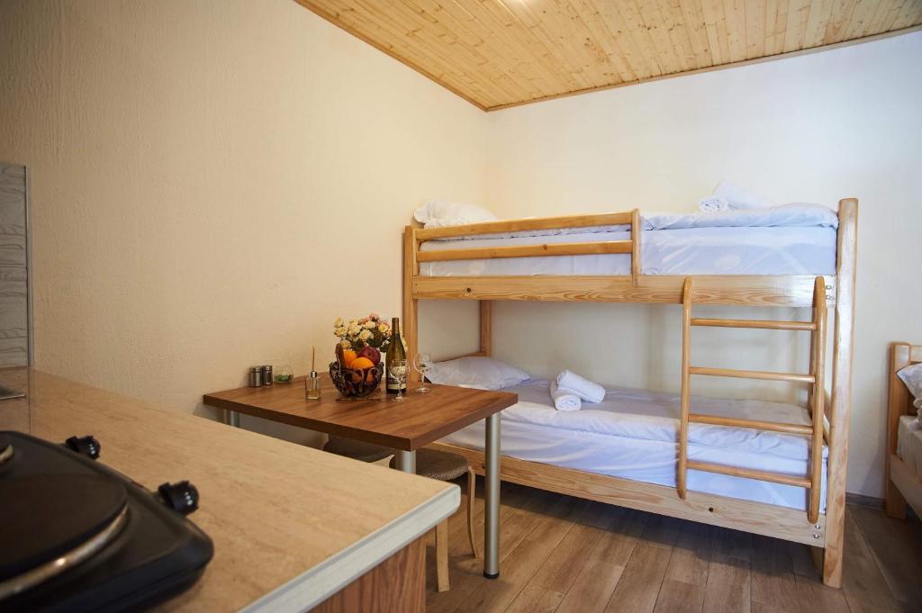 Postel nebo postele na pokoji v ubytování Hotel Tornisa Kazbegi
