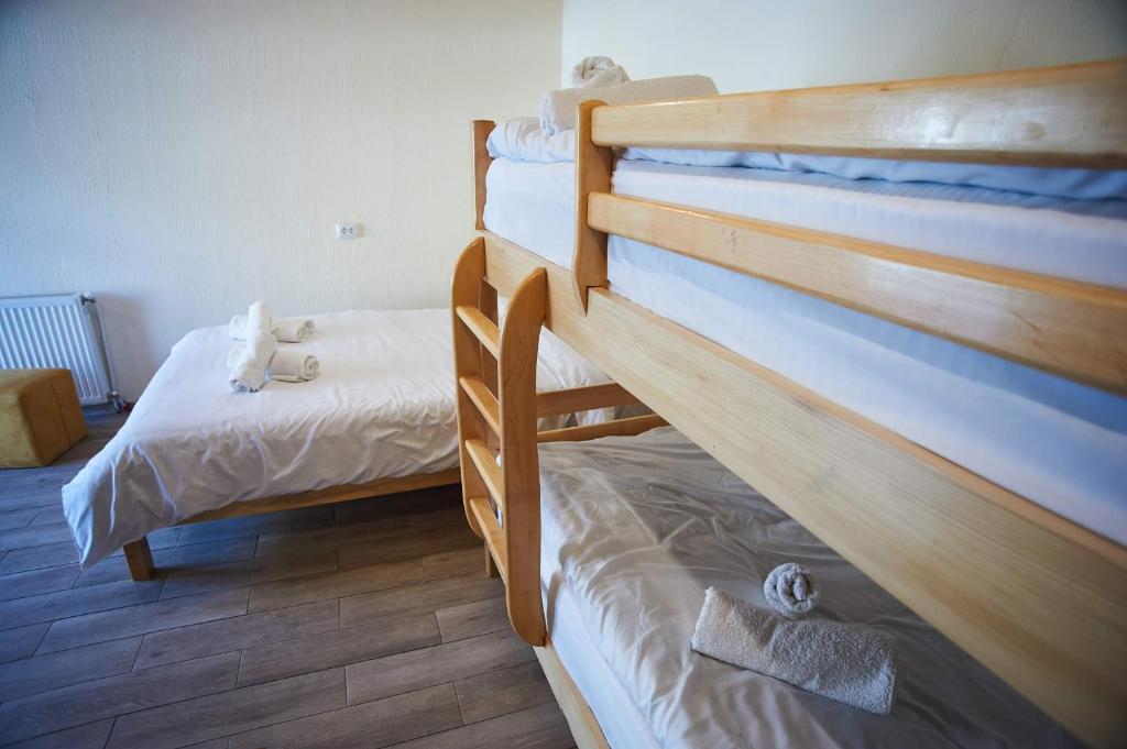 Postel nebo postele na pokoji v ubytování Hotel Tornisa Kazbegi