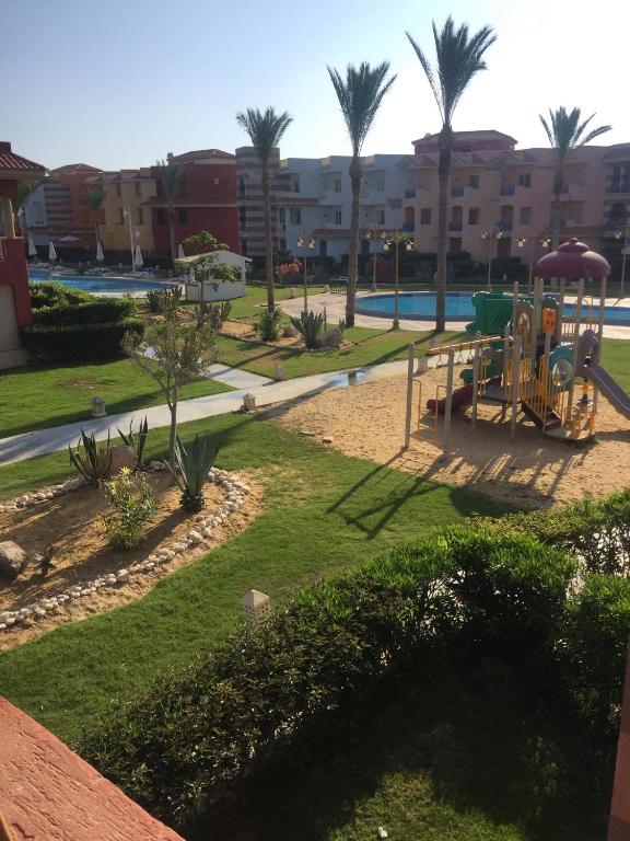 Bazén v ubytování PORTO MATROUH chalet families only nebo v jeho okolí
