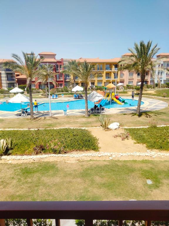 Bazén v ubytování PORTO MATROUH chalet families only nebo v jeho okolí