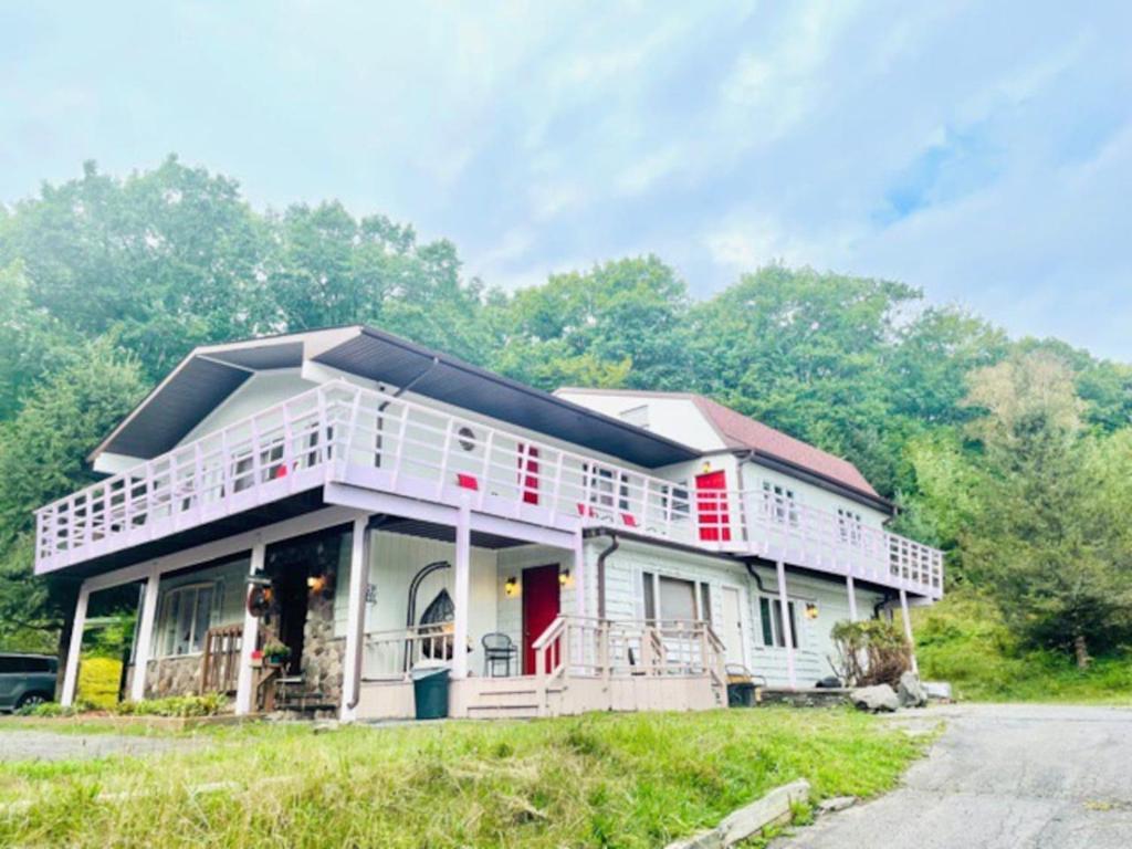 una grande casa bianca con le persiane rosse di Alpine Four Season Lodge, Belleayre NY, Sleeps 22, a Shandaken