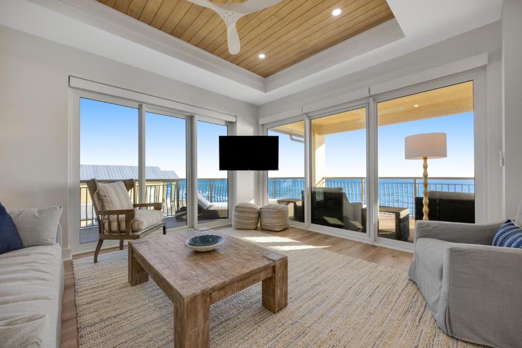 Una sala de estar con vista al mar. en Beachy Keen - High Pointe E41, en Inlet Beach