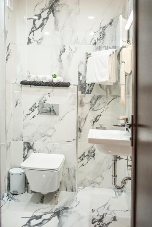Koupelna v ubytování Enika Hotel