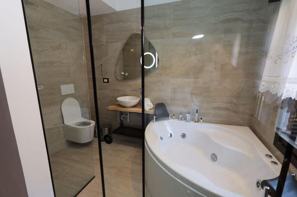Koupelna v ubytování Ador Boutique Hotel
