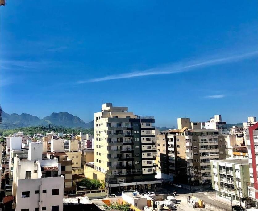 widok miasta z wysokimi budynkami w obiekcie Ótima localização pertinho da orla da praia! w mieście Guarapari