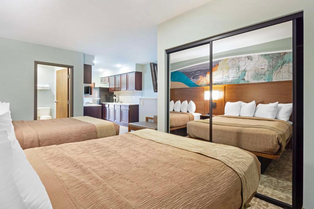 Postel nebo postele na pokoji v ubytování Best Western Plus Ahtanum Inn