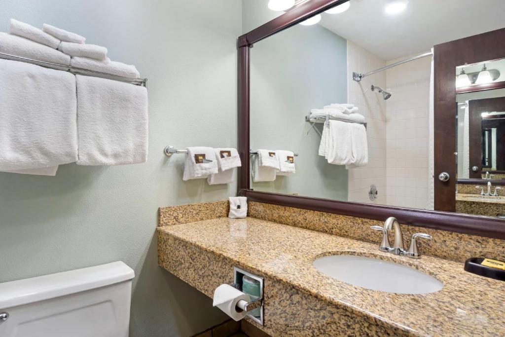 Koupelna v ubytování Best Western Plus Ahtanum Inn