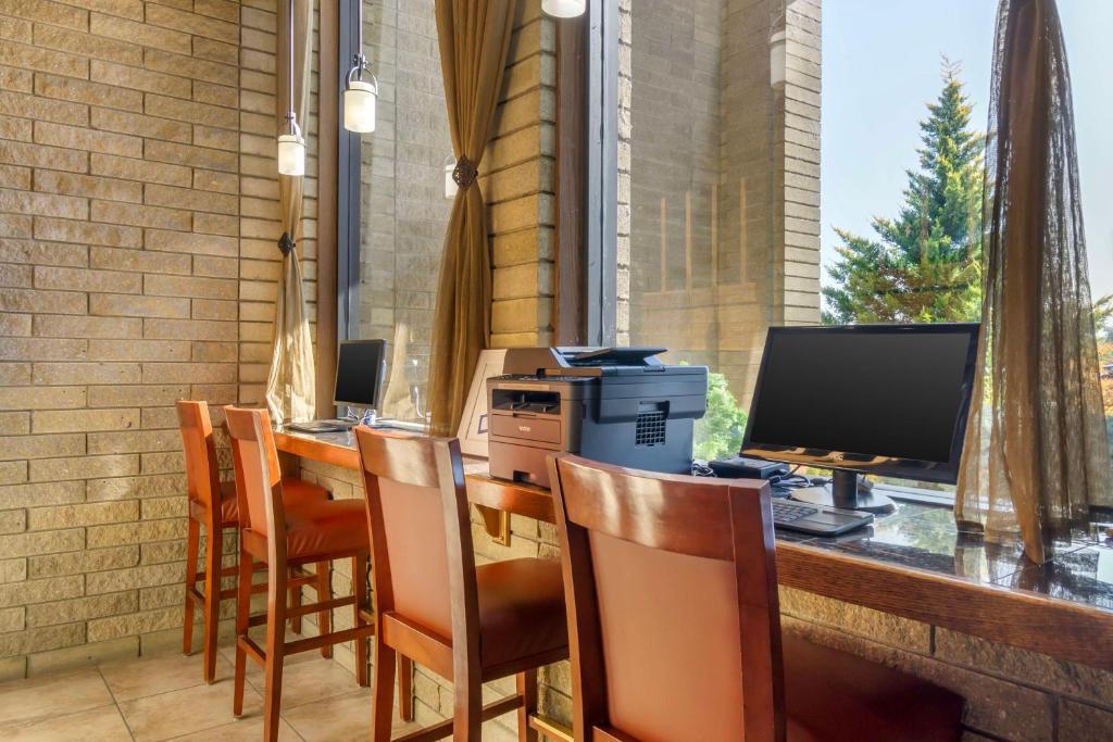 TV a/nebo společenská místnost v ubytování Best Western Plus Ahtanum Inn