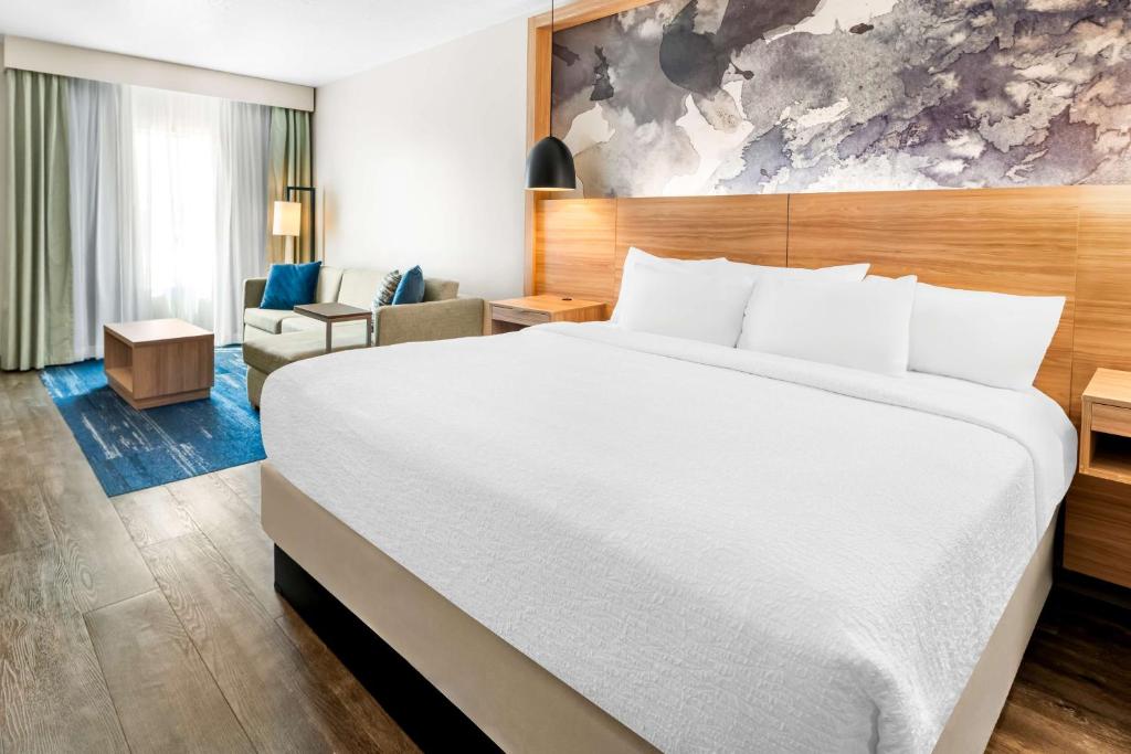Postel nebo postele na pokoji v ubytování Best Western Plus Settlers Point