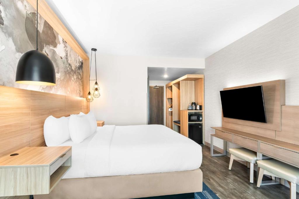 TV a/nebo společenská místnost v ubytování Best Western Plus Settlers Point