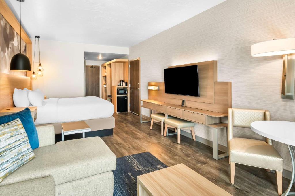 TV a/nebo společenská místnost v ubytování Best Western Plus Settlers Point