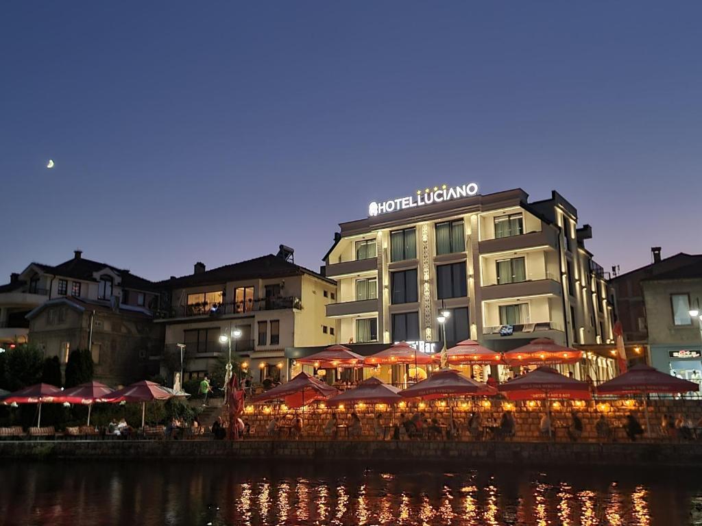Výhled na řeku, která protéká v blízkosti hotelu