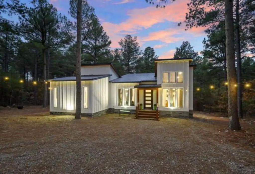 Foto dalla galleria di LUXE Privacy at Gorgeous Broken Bow Cabin Home a Broken Bow
