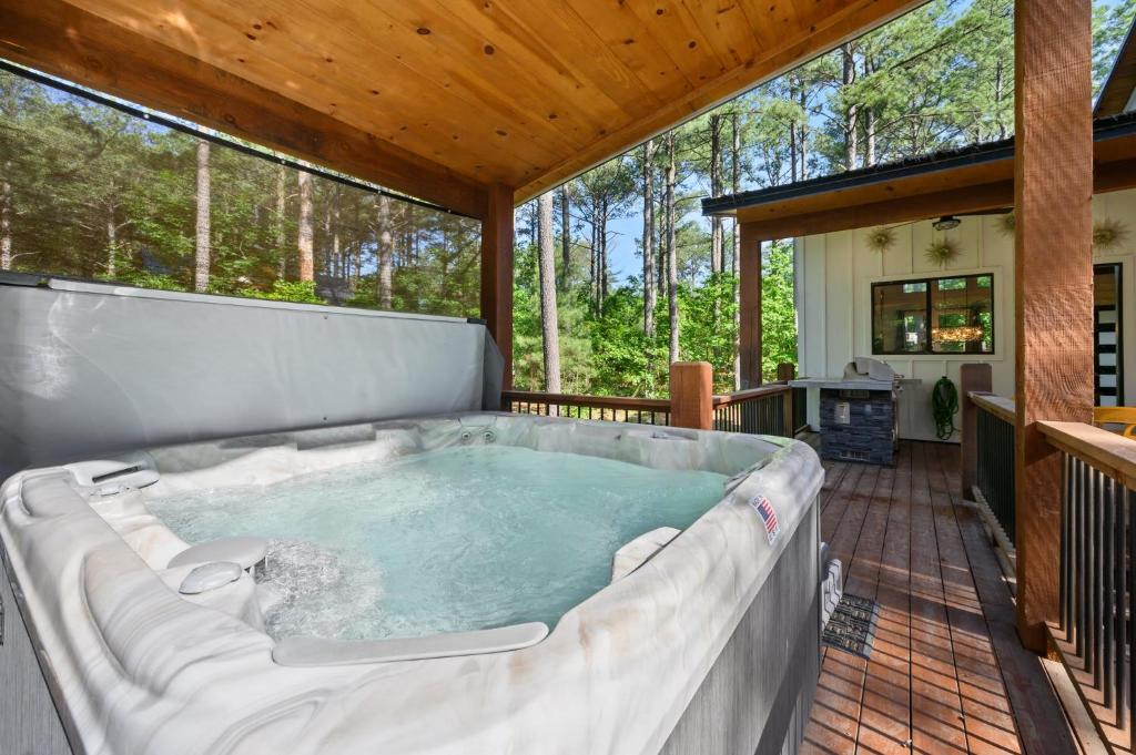 Foto dalla galleria di LUXE Privacy at Gorgeous Broken Bow Cabin Home a Broken Bow
