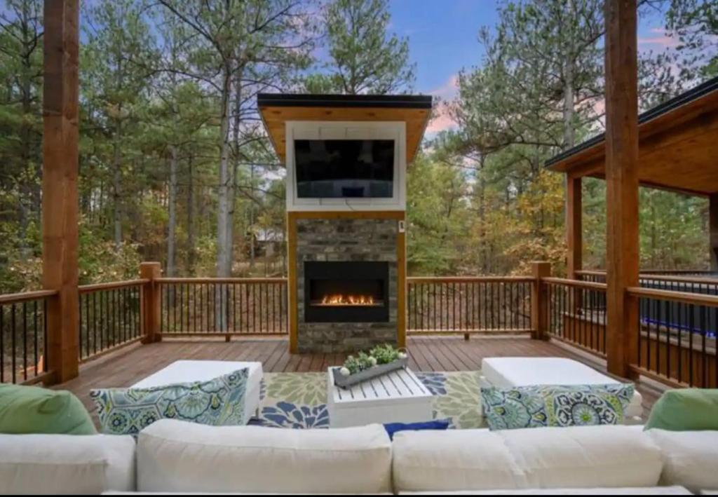 Foto dalla galleria di LUXE Privacy at Gorgeous Broken Bow Cabin Home a Broken Bow