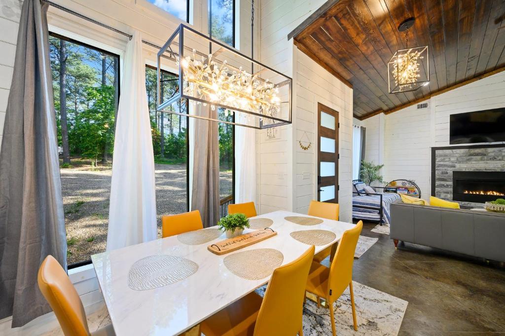 Foto dalla galleria di LUXE Privacy at Gorgeous Broken Bow Cabin Home a Broken Bow