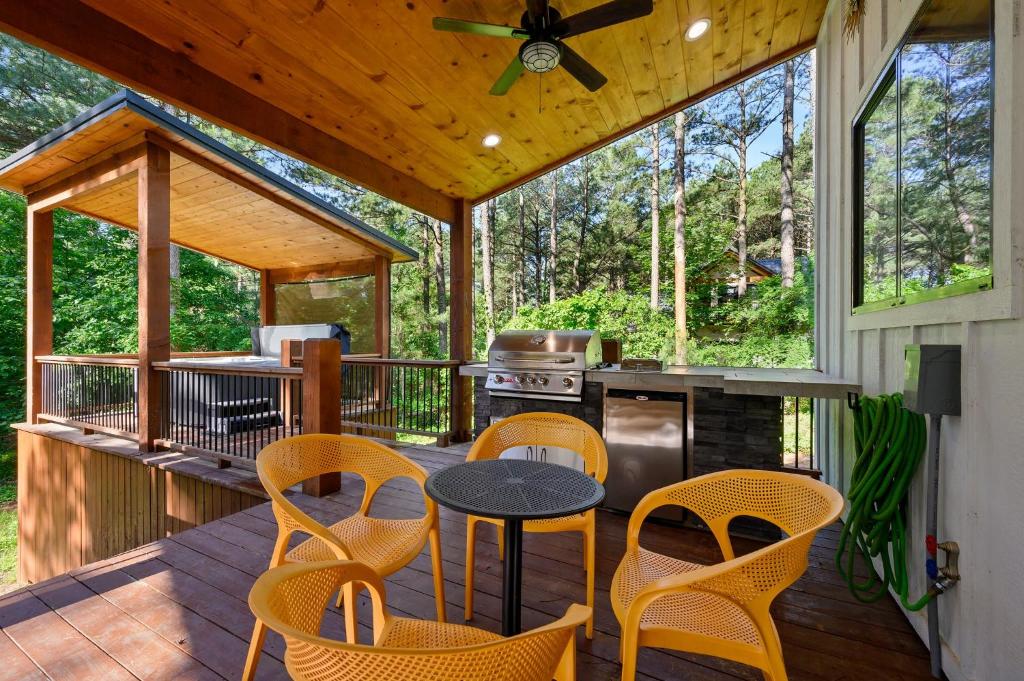 Foto dalla galleria di LUXE Privacy at Gorgeous Broken Bow Cabin Home a Broken Bow